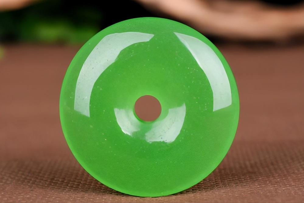 翡翠知识：全绿或者满绿的翡翠平安扣值多少钱？  第2张