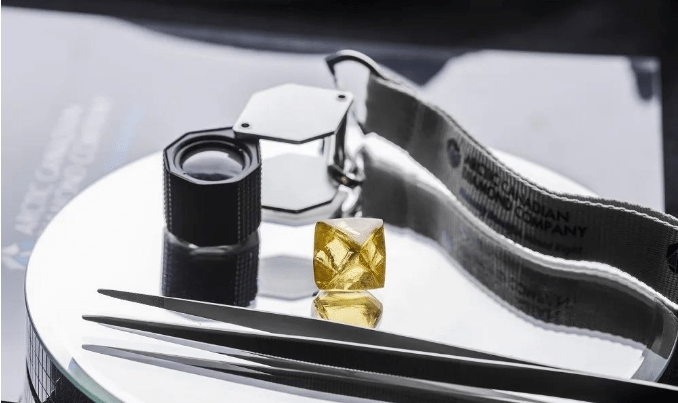 这颗重达71.26克拉黄钻被加拿大钻石商发现，被两大钻石公司购入  第2张