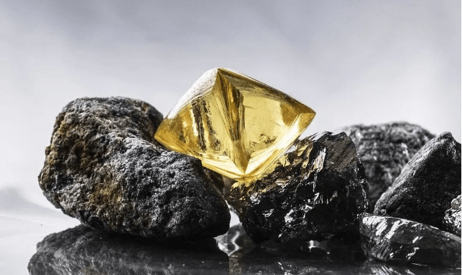 这颗重达71.26克拉黄钻被加拿大钻石商发现，被两大钻石公司购入  第3张