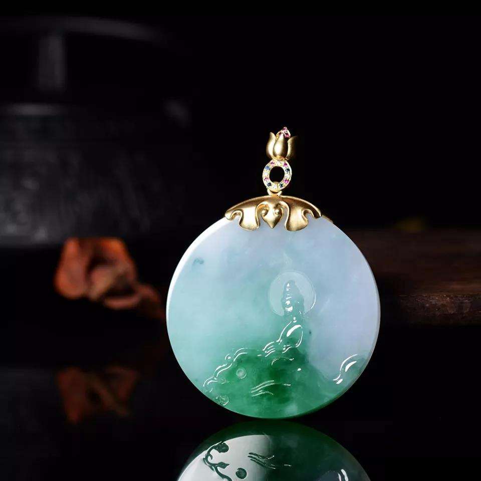 七彩云南翡翠手链如何衡量高档翡翠价格？什么样的翡翠才能叫高档翡翠？   第2张