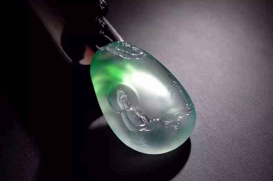 黄翡翠手镯玻璃种翡翠价格为什么高昂？这是由于它的特点决定的！   第3张