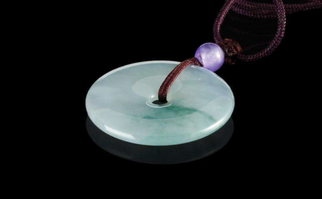 选翡翠吊坠有什么讲究？我们千万不要买错了！   第2张