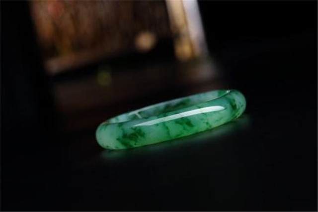 翡翠手镯雕什么图案是否是老坑种翡翠？行家教你如何鉴别！   第1张