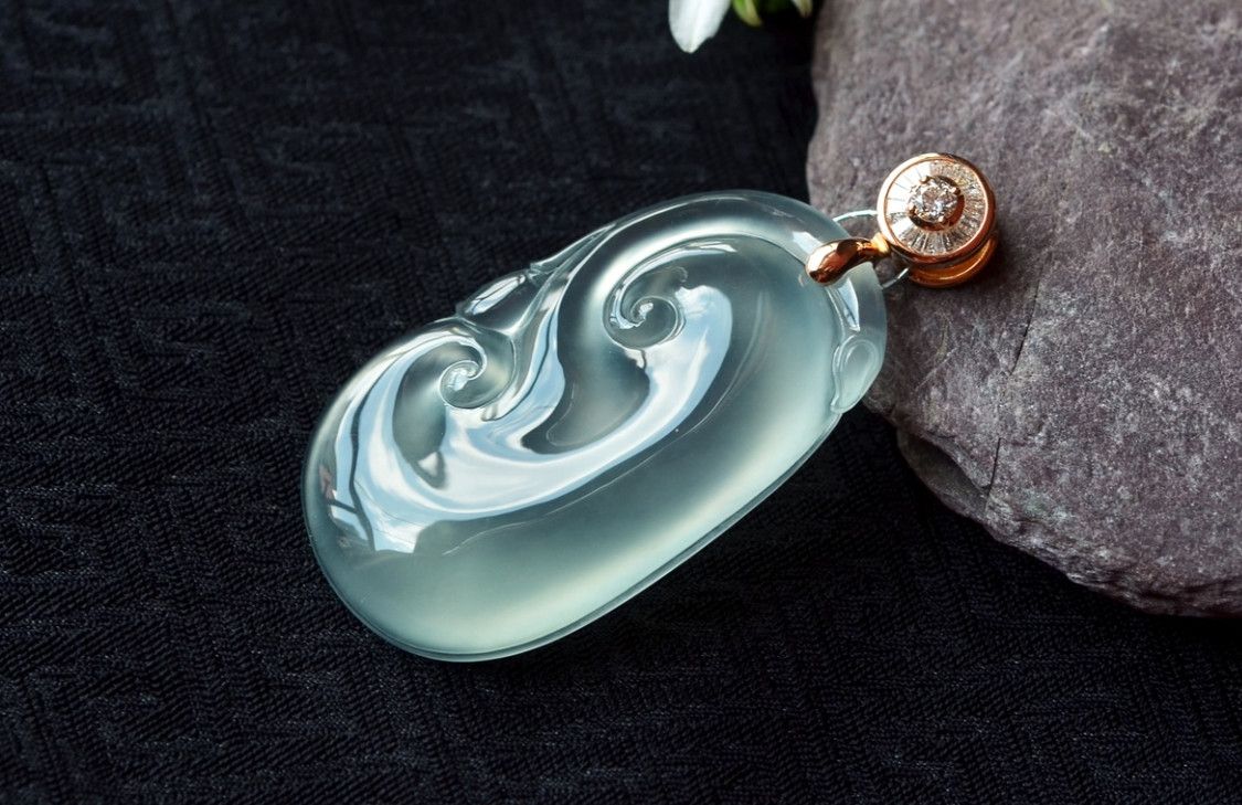 黄翡翠手镯玻璃种翡翠价格为什么高昂？这是由于它的特点决定的！   第1张