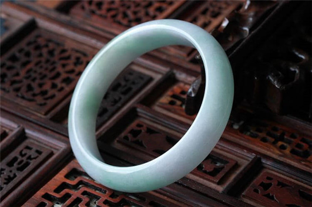 白底青翡翠市场价怎么养翡翠手镯才能透亮？日常佩戴别马虎！(图文)   第4张