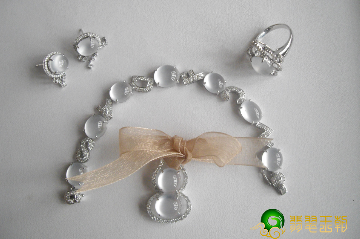 白底糯种翡翠玻璃种翡翠的使用价值层面，满绿翡翠会更好   第1张