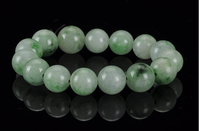 老种翡翠手镯价格翡翠手串价格贵吗？这样挑选准没错！   第1张