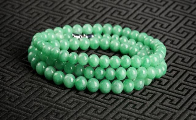 白手镯好还翡翠玉如何挑选翡翠手串？扒一扒它值不值得购买！   第1张