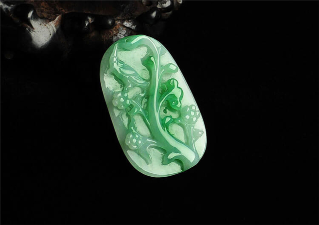 如何看翡翠的价格白底青翡翠值得购买吗？原来它的颜值这么高！   第2张