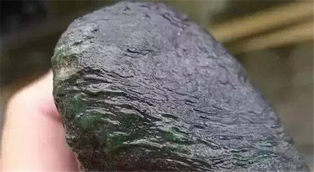 冰种翡翠树叶型吊坠什么是翡翠的皮？全面认识翡翠原石皮壳！(图文)   第2张