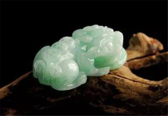 糯米翡翠手镯图片大全佩戴貔貅哪种造型更好？讲一讲不同外观的翡翠貔貅！   第1张