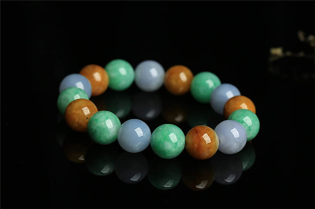 白手镯好还翡翠玉如何挑选翡翠手串？扒一扒它值不值得购买！   第2张