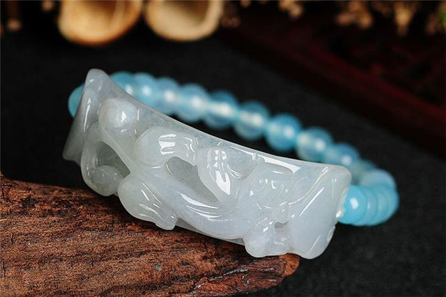 怎样穿翡翠项链糯种翡翠属于什么档次？它有没有升值的潜力？   第1张