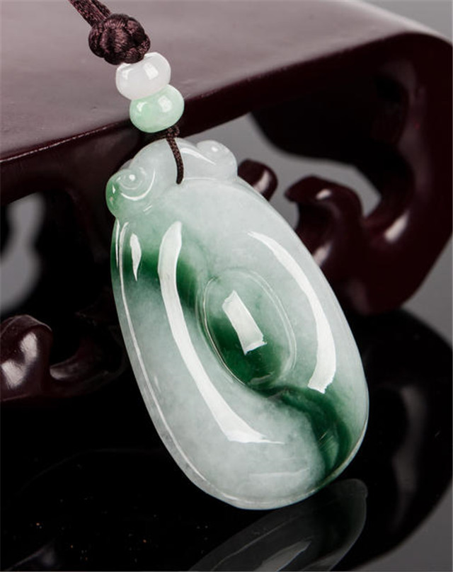 真的翡翠手镯的价格是多少色根是鉴别翡翠的重要因素吗？种水和颜色都关键！(图文)   第2张