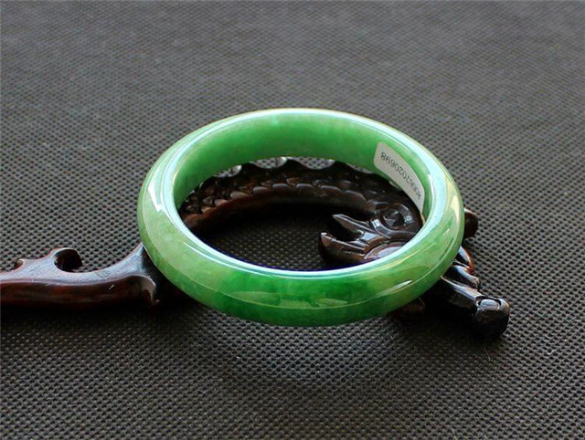 青色翡翠手镯图片大全满绿翡翠怎么鉴别真假？原来它的价格差距这么大！   第3张