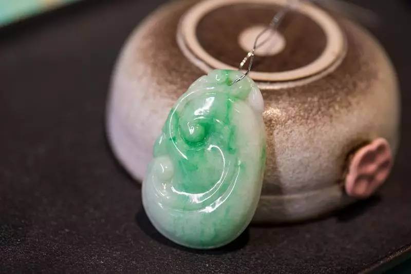 明星翡翠手镯图片大全什么是翠玉？我们买翡翠时，千万要小心它！(图文)   第3张