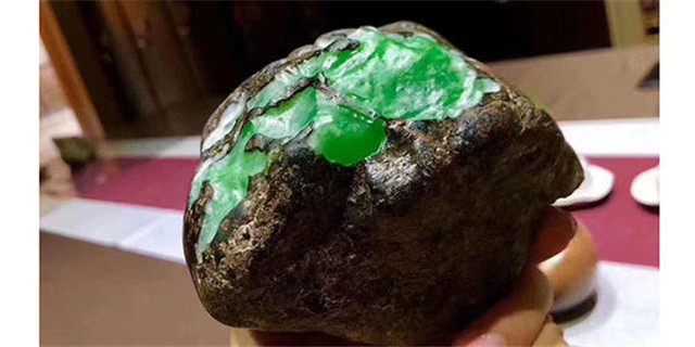 十大翡翠原石场口如何判断翡翠原石价值？需多角度来分析！   第2张