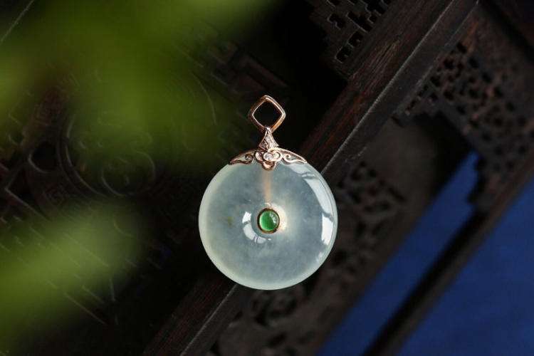 翡翠分吊坠想知道翡翠鉴别最简单方法，答案就在这里！(图文)   第3张