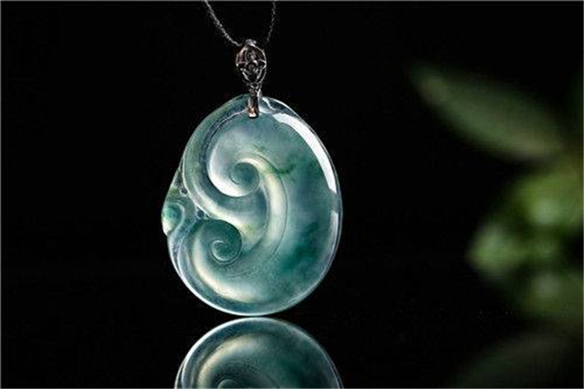 翡翠五彩鼻烟壶价格和田玉比翡翠耐摔吗？答案在这篇文章里！   第1张