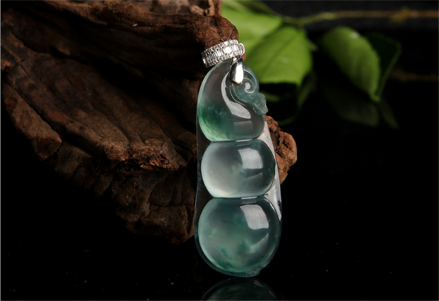 紫翡翠白菜挂件价格现在翡翠价值高吗？牢记它是艺术品！   第3张