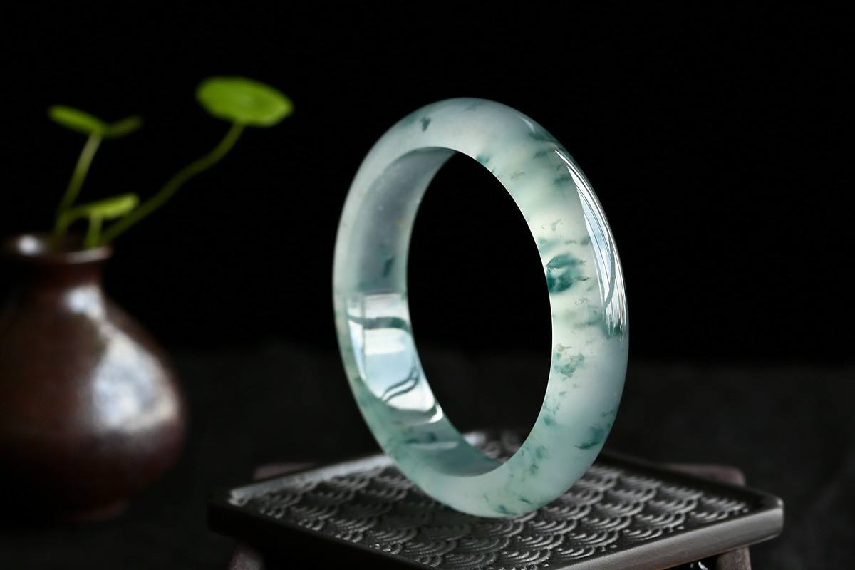 黄翡翠手镯玻璃种翡翠价格为什么高昂？这是由于它的特点决定的！   第2张