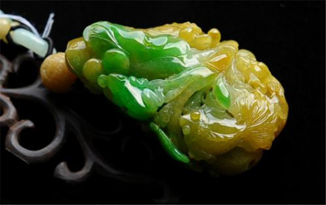翡翠观音菩萨吊坠意义黄夹绿翡翠的价值所在哪里？从这四个方面来体现！   第3张