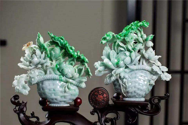 桃花春翡翠原石打灯三色翡翠值钱吗？原来它和三彩翡翠的区别这么大！(图文)   第1张