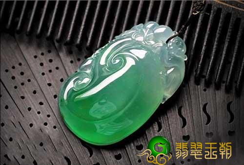 天然原石的翡翠你眼中的老翡翠指的是什么？老翡翠的辨别小窍门与当代翡翠同样么   第1张