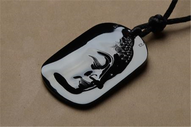 玻璃种帝王绿翡翠墨翠适合什么人佩戴？综合多方面看一下！   第3张