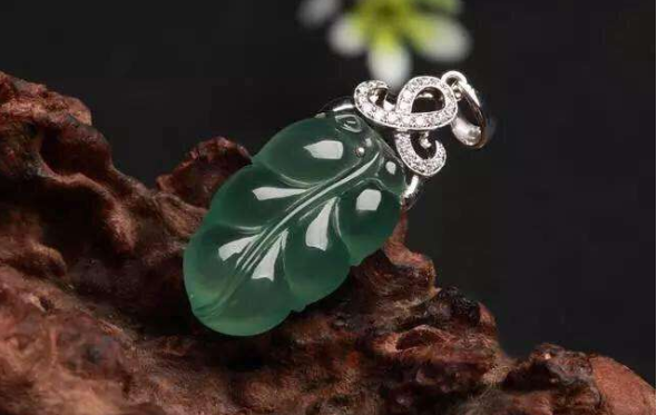 高档油青种翡翠贵吗？原来这里面有大学问！   第2张