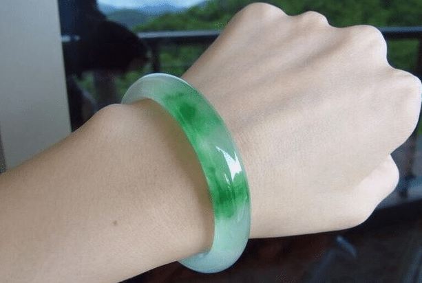 漂白填充翡翠手镯“龙到处有水”，并不是说翡翠中有龙，你知道这句术语是什么意思吗？  第1张