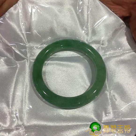 翡翠手镯容易碎吗翡翠翡翠原石从开预料到做镯子。   第8张