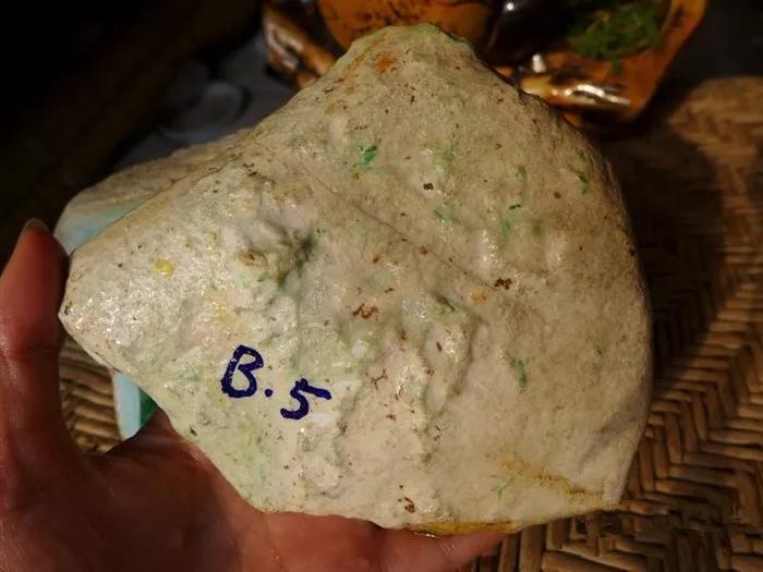 冰糯种飘花翡翠雕花什么样子4万块拿下的带藓原石，竟赌出两条冰阳绿手镯，赚翻了！  第2张