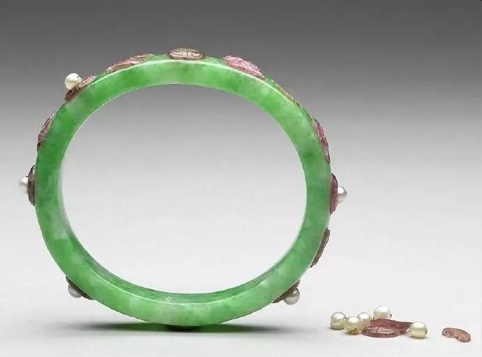 老包浆皮翡翠原石注定赌涨玉赏 | 台北故宫珍藏翡翠手镯，一镯一倾城   第8张