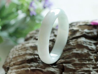 翡翠原石刷洗干白种翡翠手镯大概花多少钱不算买贵了？这里有答案！   第3张