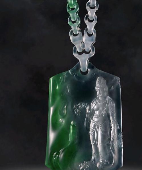 
                大师亲自设计，将一块高冰飘绿的翡翠板料，做成了链雕观音
   第4张