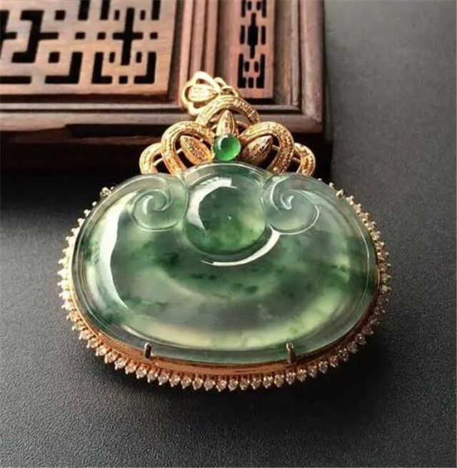 翡翠手镯有小黄点翡翠如意价格是多少？讲一讲如何鉴别它的好坏！   第1张