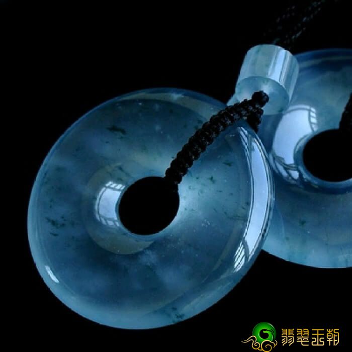 在哪里买翡翠吊坠了解如何估计翡翠吊坠的价钱吗？如今才知道还不迟！   第1张