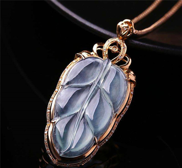 明星佩戴翡翠手镯挑选翡翠叶子有门道，点击本文查看挑选小知识！   第1张