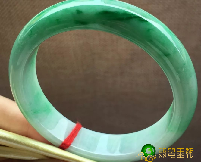 为什么翡翠手镯会变色会变颜色翡翠镯子为何要用红杠和塑胶纸包装着？原先这里有那么多注重   第2张