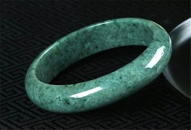 豆种翡翠价格高吗？扒一扒影响它价格的因素有哪些！(图文)   第3张