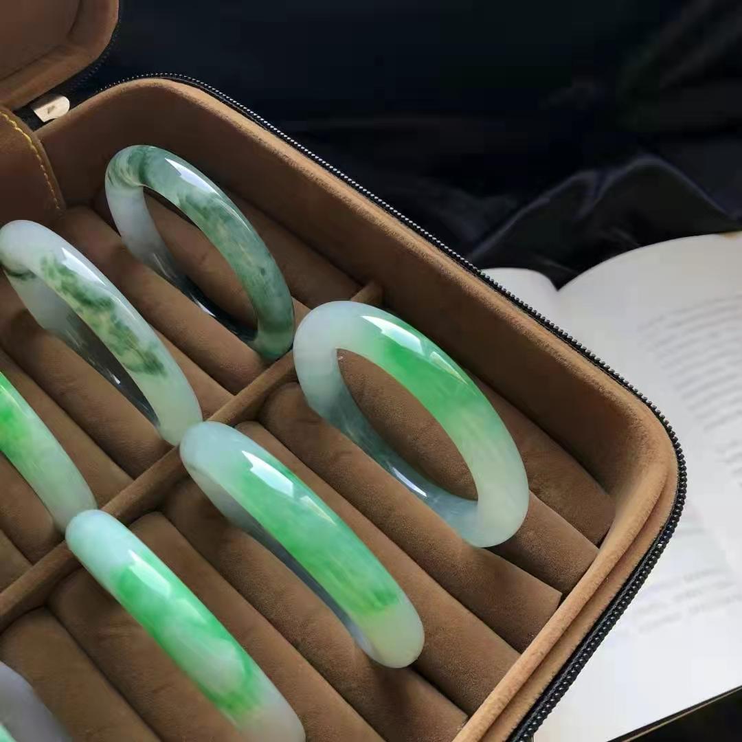 翡翠和玉哪个养人什么样的翡翠手镯好？记住以下五点就够了  第1张
