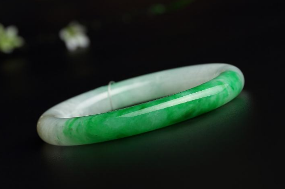 浅色的翡翠手镯翡翠究竟是何时被发现的？关于翡翠发现时间的几种说法   第2张