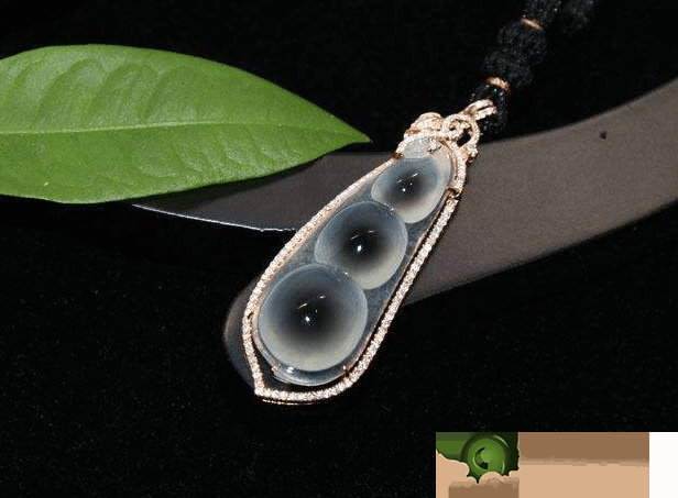 翡翠原石资料大全翡翠福豆是啥？怎样选择翡翠福豆？翡翠冰种翡翠福豆的价钱如何？   第1张