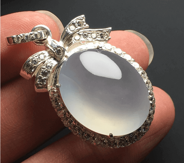 缅甸现200吨玉原石结婚周年纪念日，我想送她冰白翡翠戒指，价格贵吗？   第1张