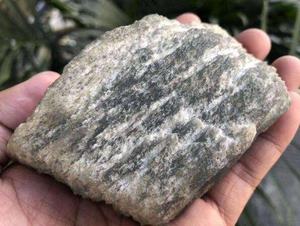 翡翠a货有几种皮壳是辨别翡翠原石的重要特征，容易大涨的翡翠原石皮壳有哪些？   第2张