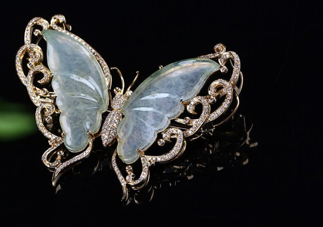 冰种红翡翠原石图片你知道翡翠是怎么来的吗？原来翡翠的背后还有这样的传说啊   第1张