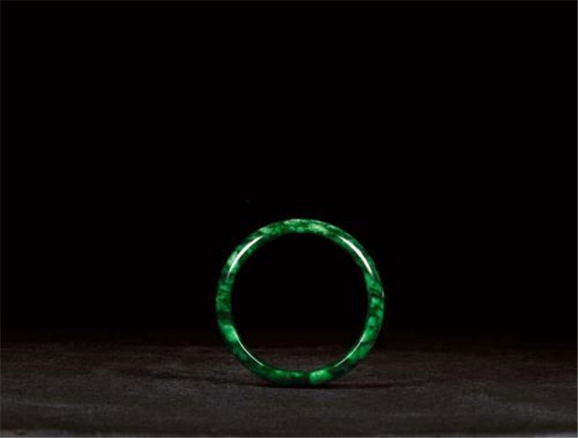 女生带翡翠佛吊坠好吗花青种翡翠和白底青种翡翠区别在哪里？本文讲讲答案！   第2张