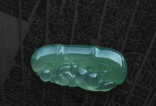 花型翡翠吊坠手链你们觉得老坑冰种无色翡翠值钱吗？行家带你一一了解！   第1张