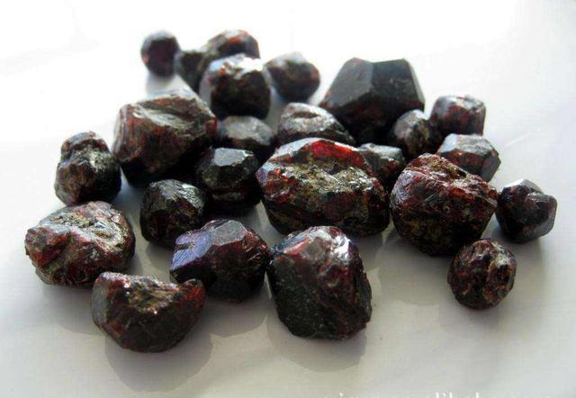 石榴石——美丽的幸运之石，在不同的时期，石榴石都备受尊崇  第5张